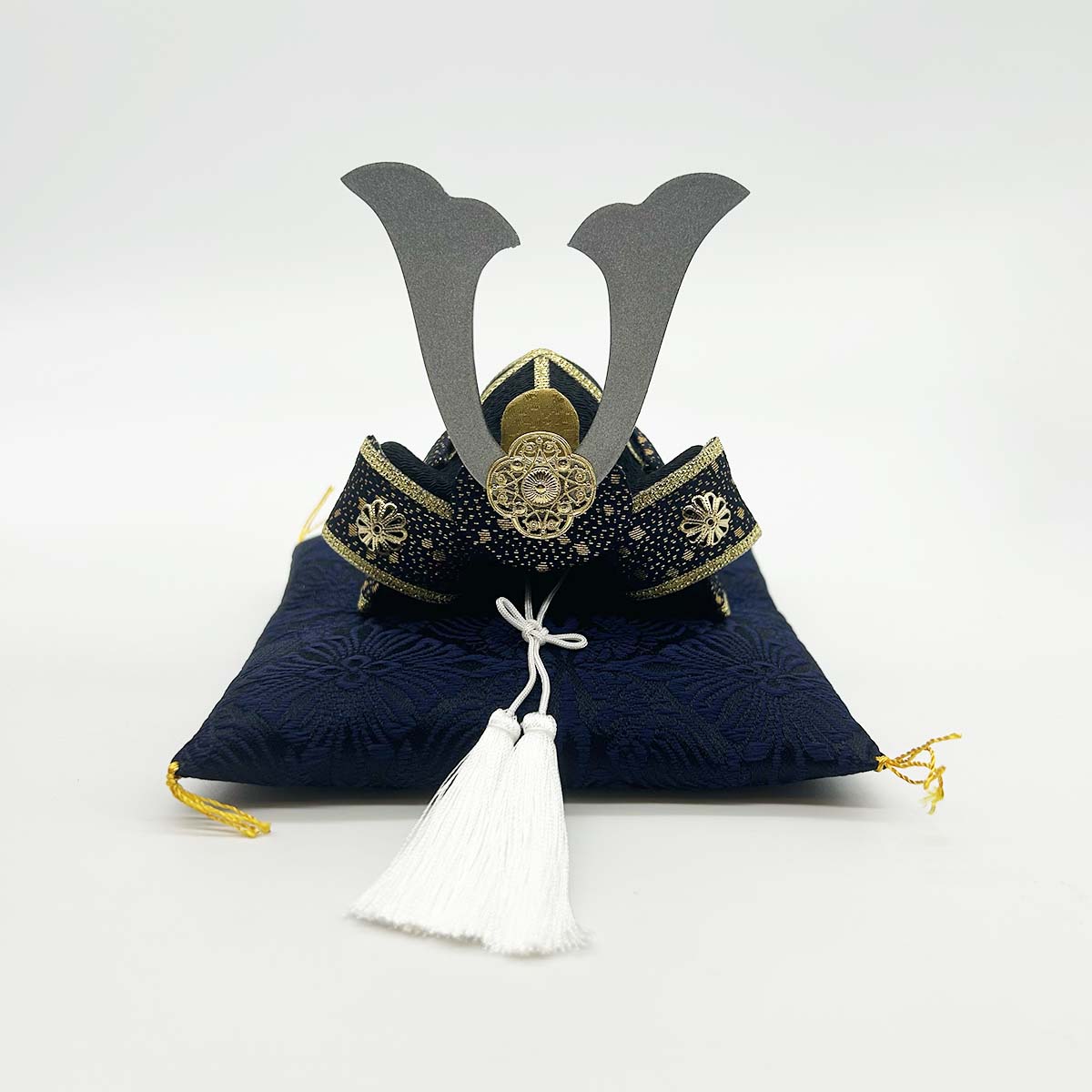 鯉のぼり リュウコドウ 2-440 Koti 金襴銀兜(小)ザブトン付