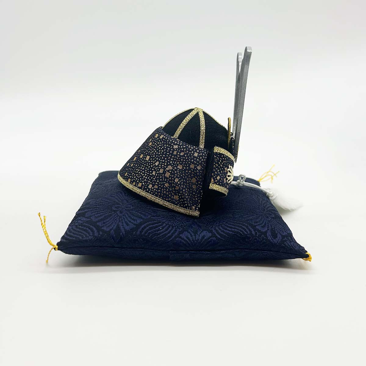 鯉のぼり リュウコドウ 2-440 Koti 金襴銀兜(小)ザブトン付