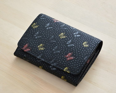 三色蝶　かぶせ折財布