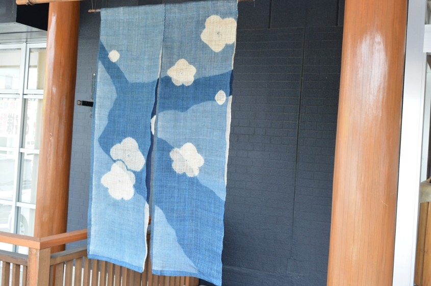 琉球藍染め暖簾　枝花の雰囲気