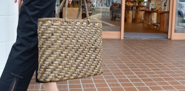 新潟県北の山里の作り手　くるみ籠バッグ　白黒