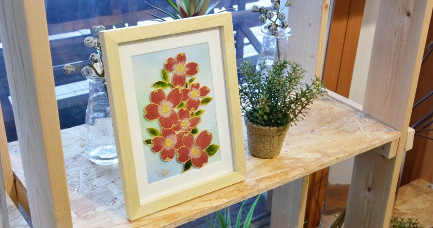 木村　由紀子作　ガラス絵　ハナミズキ(4月)　植物と一緒に飾ると雰囲気が良いです