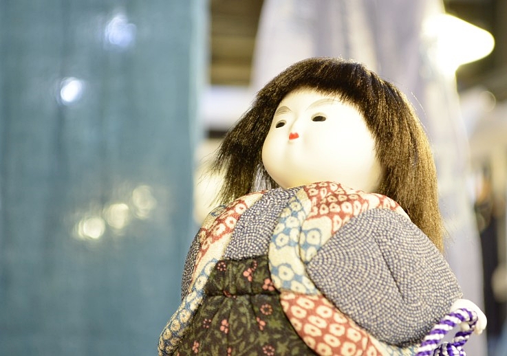 京都くろちく　端午木目込人形　青空　表情と服のアップ