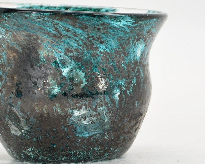 源河源吉琉球ガラス工房作　琉球ガラス　ぐい呑み　サンゴシリーズのまるで陶器のような表情を見せてくれる画像です。