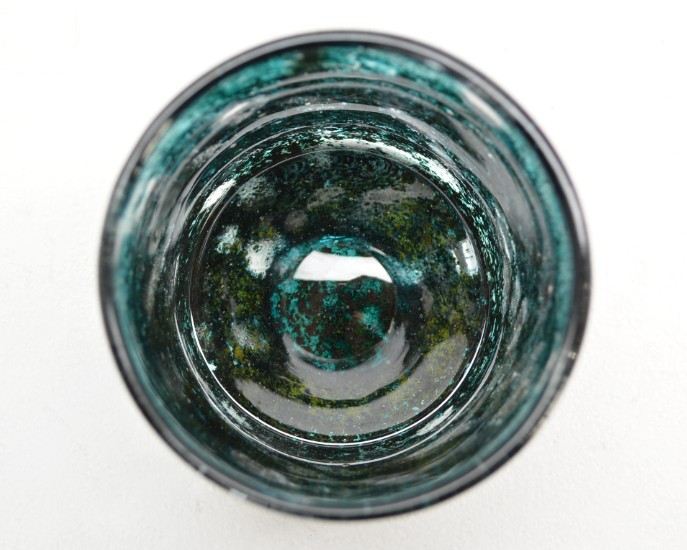源河源吉琉球ガラス工房作　琉球ガラス　ロックグラス　サンゴシリーズの上から中を見た画像です。
