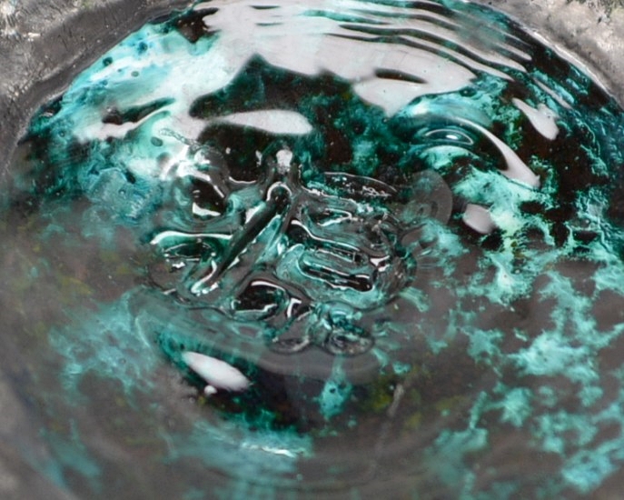 源河源吉琉球ガラス工房作　琉球ガラス　ロックグラス　サンゴシリーズの底の部分にある源河源吉さんの作品の証である『源』の文字。