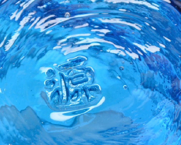 源河源吉琉球ガラス工房作　琉球ガラス　コバルトロックグラス　荒波シリーズ　源河源吉さんの作品の証である『源』の文字が刻まれています。