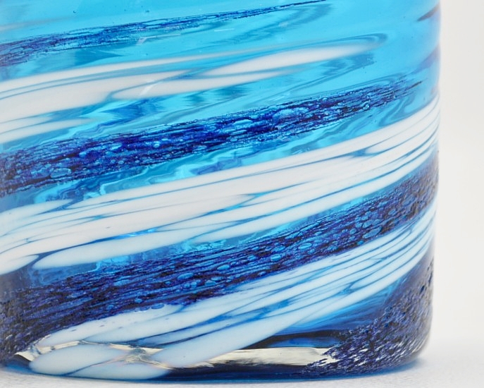 源河源吉琉球ガラス工房作　琉球ガラス　コバルトロックグラス　荒波シリーズ　表面景色のアップ画像です。
