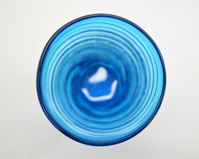 源河源吉琉球ガラス工房作　琉球ガラス　コバルトタンブラー　荒波シリーズの上から見た画像です。