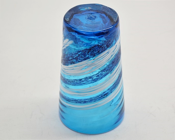 源河源吉琉球ガラス工房作　琉球ガラス　コバルトタンブラー　荒波シリーズの逆さにして正面からの画像です。