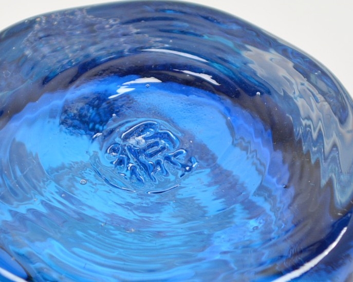 源河源吉琉球ガラス工房作　琉球ガラス　コバルトタンブラー　荒波シリーズ　作家・源河源吉さんの作品の証である『源』の文字です。