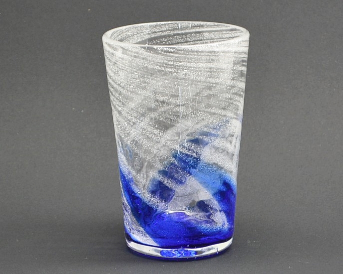 源河源吉琉球ガラス工房作　琉球ガラス　ビアグラス　青の正面から見た画像です。