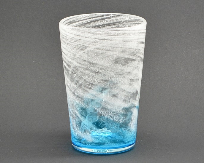 源河源吉琉球ガラス工房作　琉球ガラス　ビアグラス　水の正面から見た画像です。