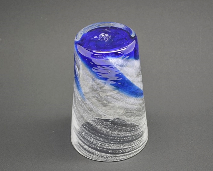 源河源吉琉球ガラス工房作　琉球ガラス　ビアグラス　青のグラスを逆さにして見た画像です。