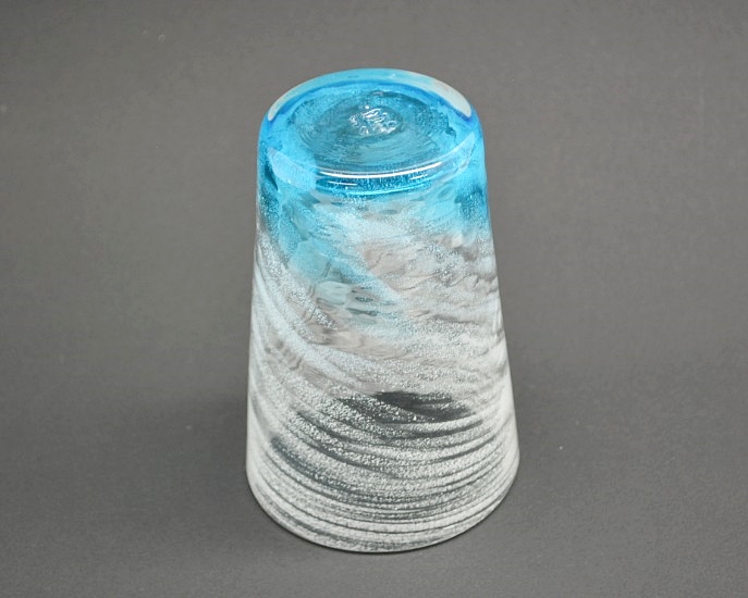 源河源吉琉球ガラス工房作　琉球ガラス　ビアグラス　水のグラスを逆さにして見た画像です。