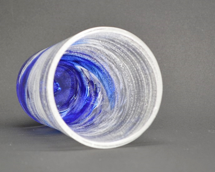 源河源吉琉球ガラス工房作　琉球ガラス　ビアグラス　青のグラスの中を見た画像です。