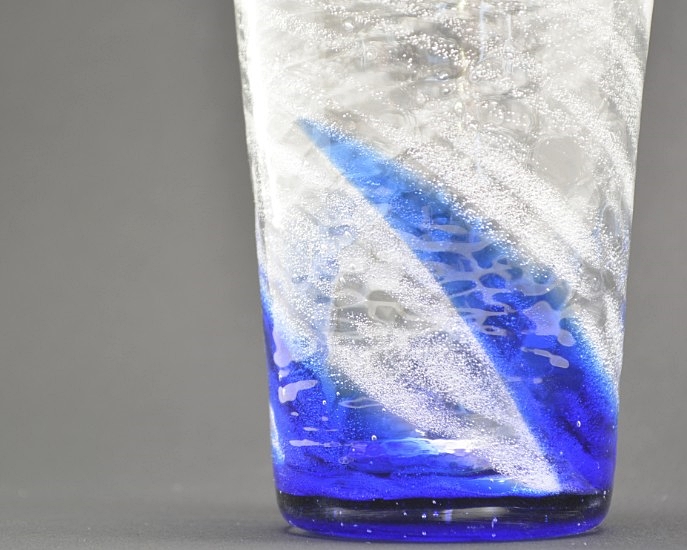 源河源吉琉球ガラス工房作　琉球ガラス　ビアグラス　青の沖縄の海をイメージさせてくれる表面の画像です。