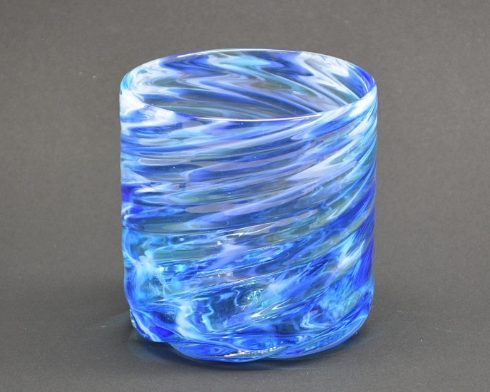源河源吉琉球ガラス工房作　琉球ガラス　美海ロックグラス　青の正面から見た画像です。