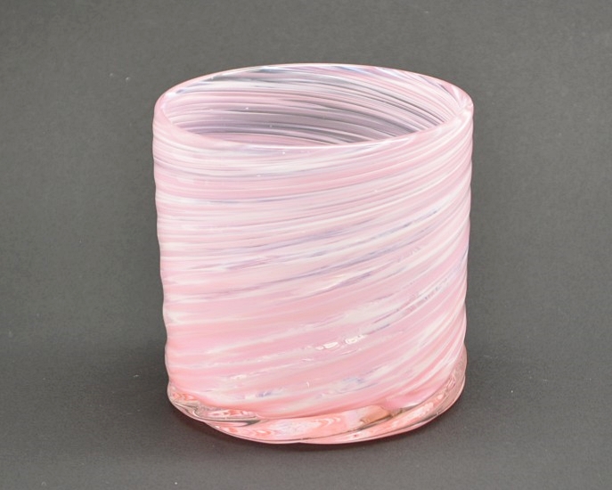 源河源吉琉球ガラス工房作　琉球ガラス　美海ロックグラス　ピンクの正面から見た画像です。