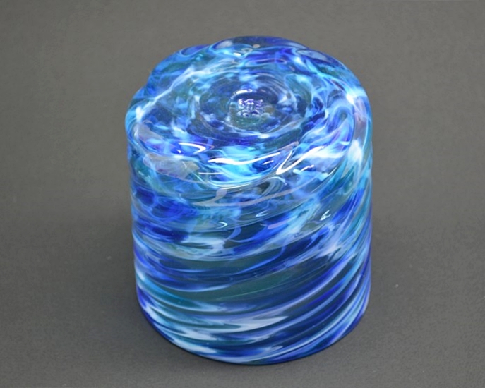 源河源吉琉球ガラス工房作　琉球ガラス　美海ロックグラス　青の底グラスを逆さにして底の部分を見た画像です。