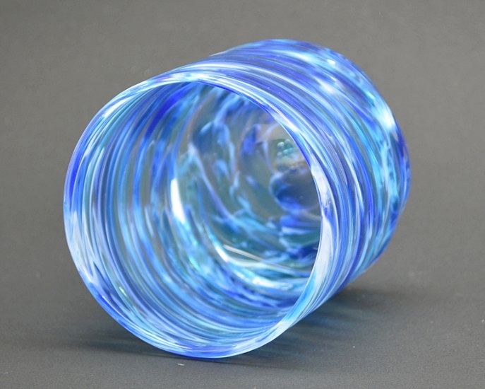 源河源吉琉球ガラス工房作　琉球ガラス　美海ロックグラス　青のグラスの中を見た画像です。