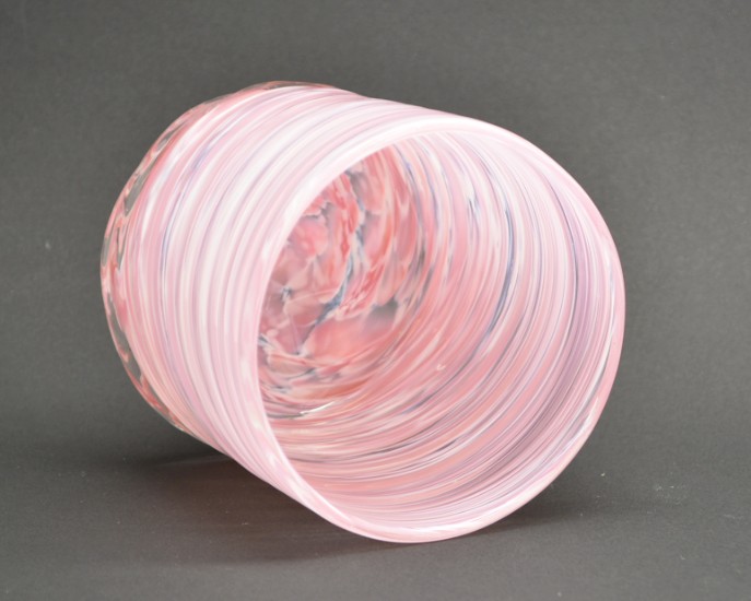 源河源吉琉球ガラス工房作　琉球ガラス　美海ロックグラス　ピンクのグラスの中を見た画像です。