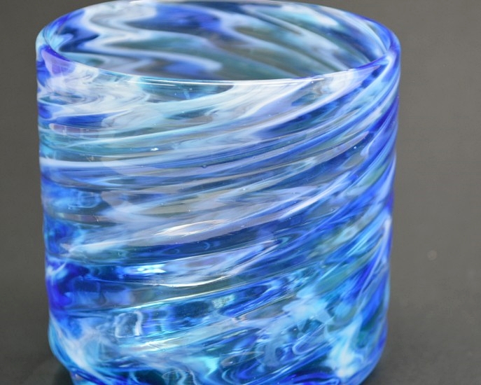 源河源吉琉球ガラス工房作　琉球ガラス　美海ロックグラス　青の表面の画像です。モール状がグラスを持ちやすくしてくれています。