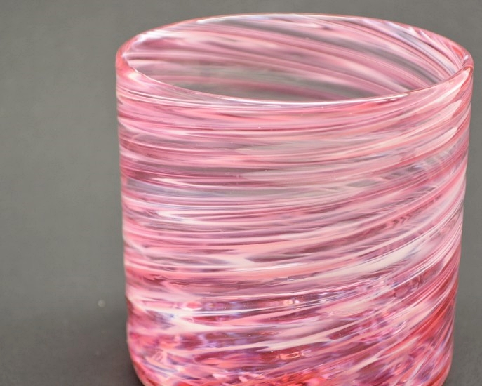 源河源吉琉球ガラス工房作　琉球ガラス　美海ロックグラス　ワインレッドの表面の画像です。モール状はグラスを持ちやすくす滑りにくくしてくれています。