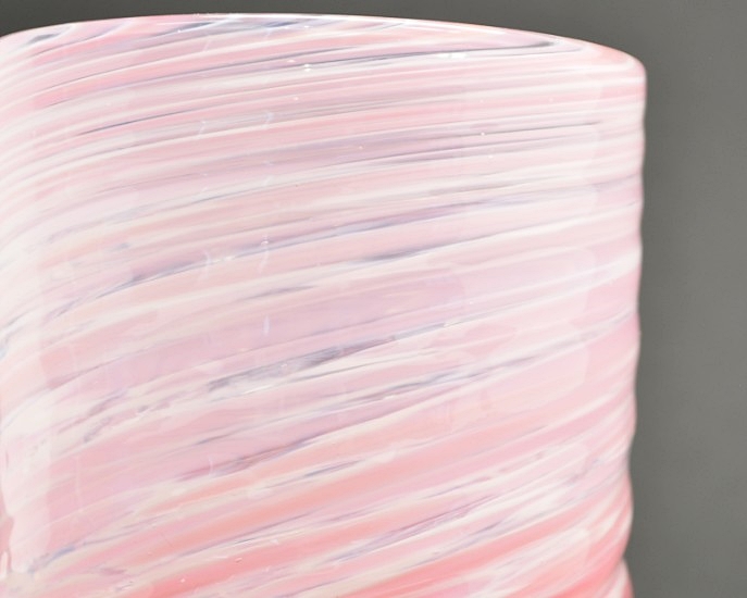 源河源吉琉球ガラス工房作　琉球ガラス　美海ロックグラス　ピンクの表面の画像です。モール状の表面はグラスを持ちやすく滑りにくくしてくれています。