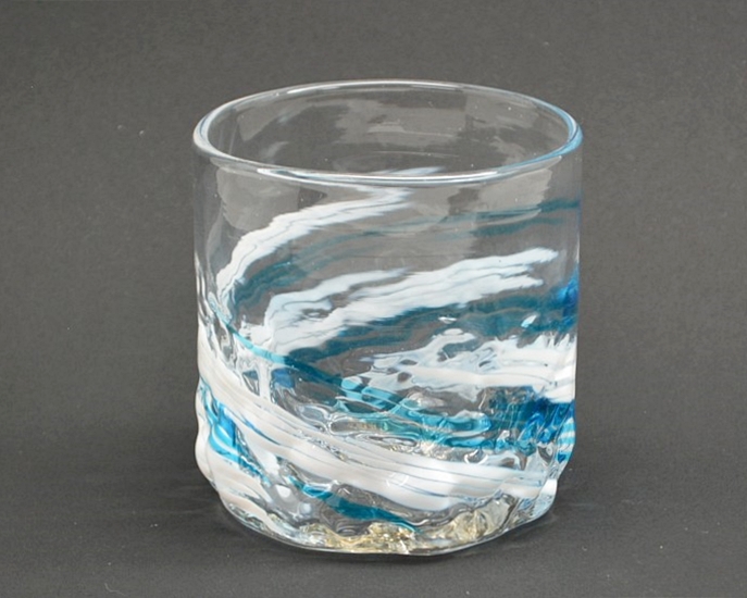 源河源吉琉球ガラス工房作　琉球ガラス　残波ロックグラス　水の正面から見た画像です。