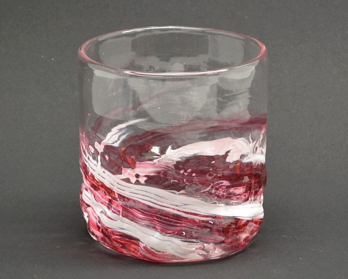源河源吉琉球ガラス工房作　琉球ガラス　残波ロックグラス　ワインレッドの正面の画像です。