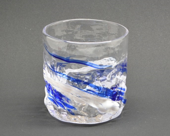 源河源吉琉球ガラス工房作　琉球ガラス　残波ロックグラス　青の正面から見た画像です。