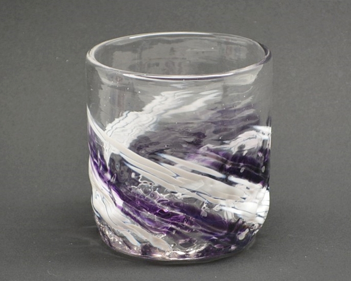源河源吉琉球ガラス工房作　琉球ガラス　残波ロックグラス　紫の正面から見た画像です。
