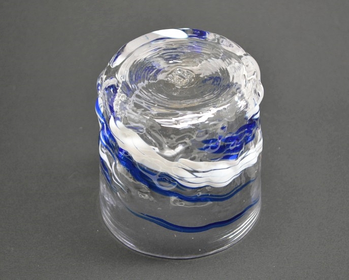 源河源吉琉球ガラス工房作　琉球ガラス　残波ロックグラス　青の逆さにした状態で見た画像です。
