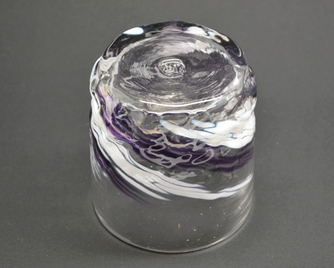 源河源吉琉球ガラス工房作　琉球ガラス　残波ロックグラス　紫のグラスを逆さにして見た画像です。