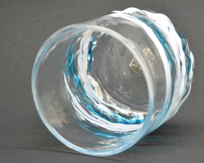 源河源吉琉球ガラス工房作　琉球ガラス　残波ロックグラス　水のグラスの中を見た画像です。