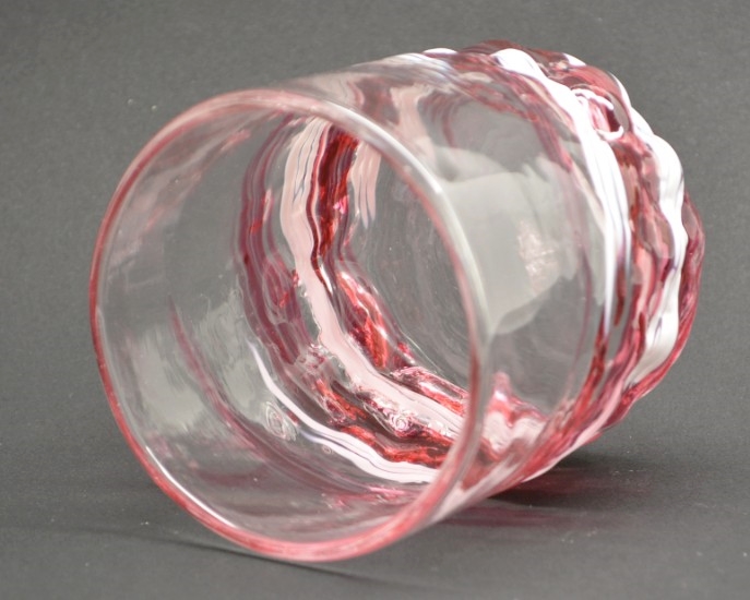 源河源吉琉球ガラス工房作　琉球ガラス　残波ロックグラス　ワインレッドのグラスの中を見た画像です。