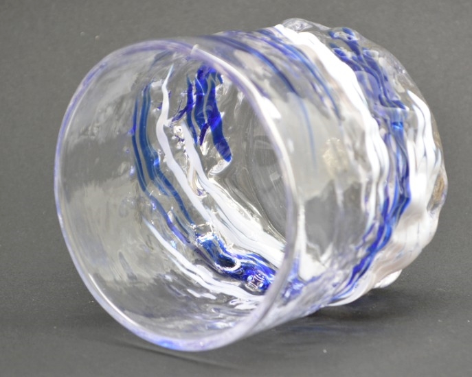 源河源吉琉球ガラス工房作　琉球ガラス　残波ロックグラス　青のグラスの中を見た画像です。