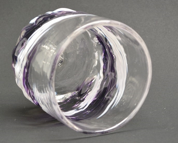 源河源吉琉球ガラス工房作　琉球ガラス　残波ロックグラス　紫のグラスの中を見た画像です。