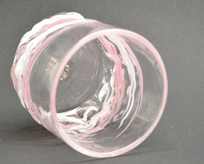 源河源吉琉球ガラス工房作　琉球ガラス　残波ロックグラス　ピンクのグラスの中を見た画像です。