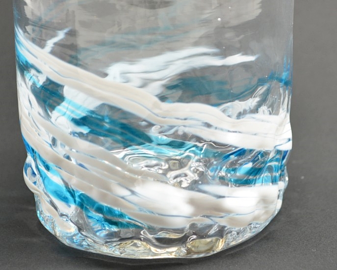 源河源吉琉球ガラス工房作　琉球ガラス　残波ロックグラス　水の残波岬を彷彿させる表面の画像です。