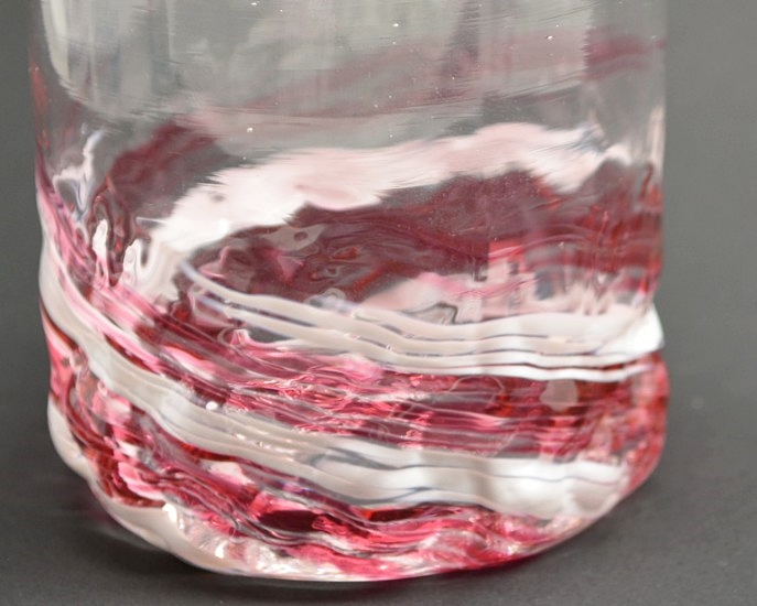 源河源吉琉球ガラス工房作　琉球ガラス　残波ロックグラス　ワインレッドの残波岬を彷彿させる表面の画像です。