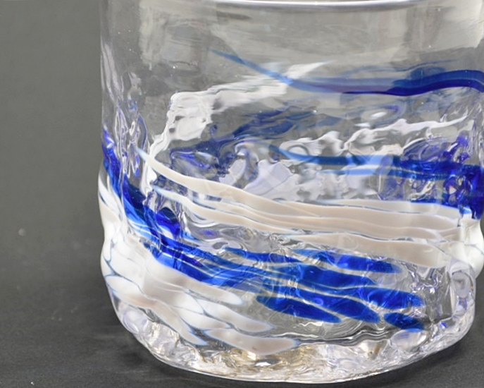 源河源吉琉球ガラス工房作　琉球ガラス　残波ロックグラス　青の残波岬を彷彿させる表面の画像です。