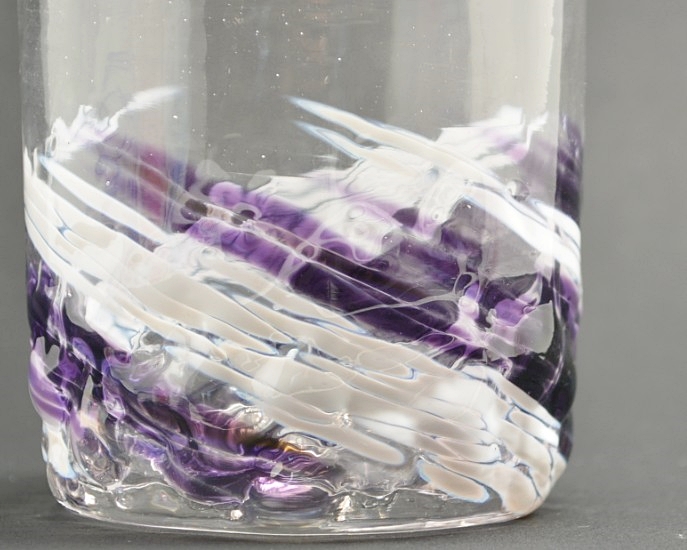 源河源吉琉球ガラス工房作　琉球ガラス　残波ロックグラス　紫の残波岬を彷彿させる表面の画像です。