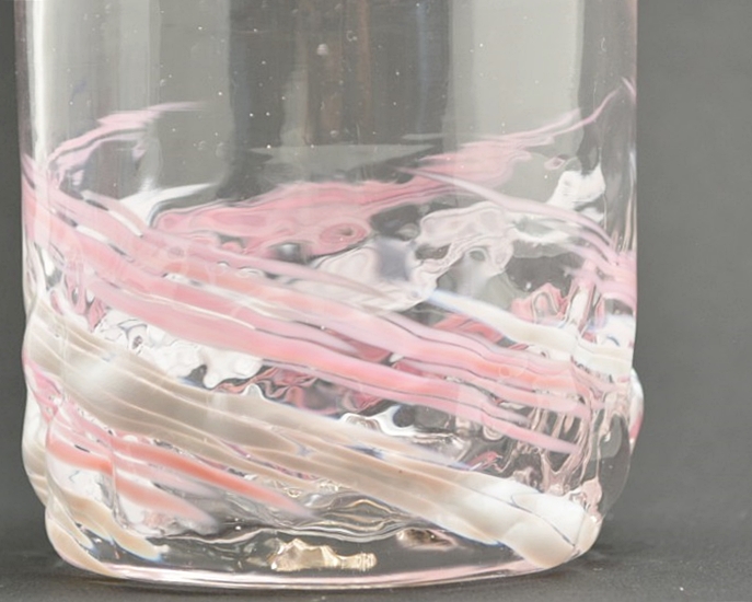 源河源吉琉球ガラス工房作　琉球ガラス　残波ロックグラス　ピンクの残波岬を彷彿させる表面の画像です。