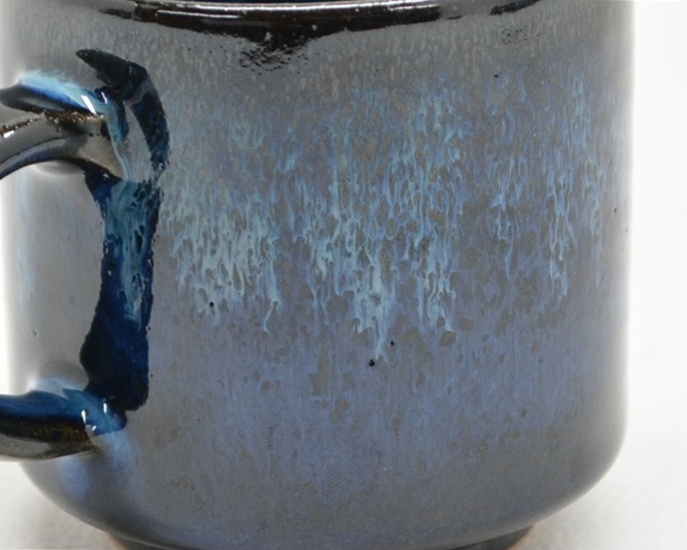 里見武士(秀山窯)作　小石原焼　木の葉皿珈琲セットの表面の画像です。鮮やかなブルーが印象的です。