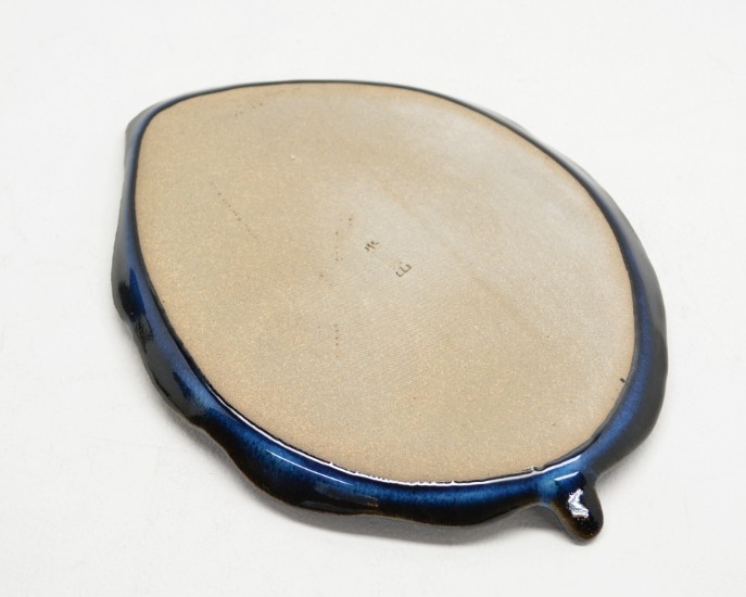 里見武士(秀山窯)作　小石原焼　木の葉皿珈琲セットのソーサである木の葉皿の裏面画像です。