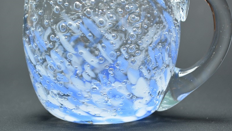 池宮城　善郎作　(煌工房)　気泡の海　タル型手付きグラス　青　柄アップ