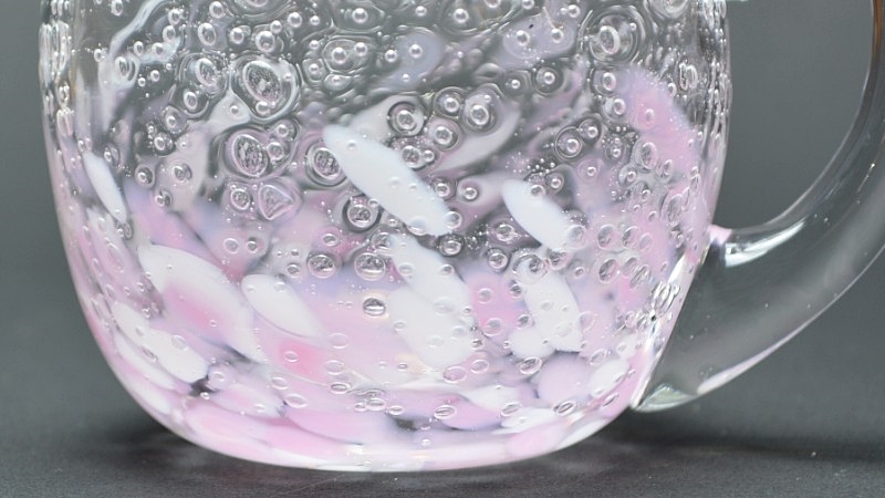 池宮城　善郎作　(煌工房)　気泡の海　タル型手付きグラス　ピンク　柄アップ