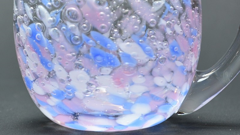 池宮城　善郎作　(煌工房)　気泡の海　タル型手付きグラス　青ピンク　柄アップ